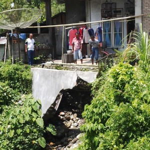 Rumah Ibrahim (42) warga By Pass, Tanjung Alai, Nagari Pauah, Kecamatan Lubuksikaping terancam ambruk jika irigasi yang jebol tak segera ditangani.