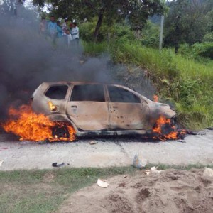 Mobil pencuri dibakar massa - web