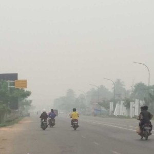 Foto kabut asap saat di foto dari depan kantor bupati dharmasraya, Pulau Punjung - web