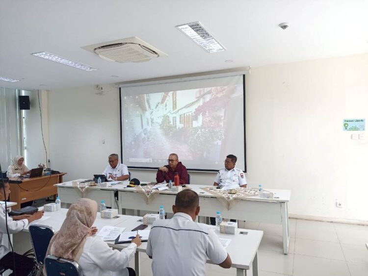 PENGGUNAAN P3DN— Pj Wako Padang Andree Algamar memimpin rapat Tim Peningkatan Penggunaan Produk Dalam Negeri, di di ruangan Bappeda Kota Padang, Rabu (22/1).