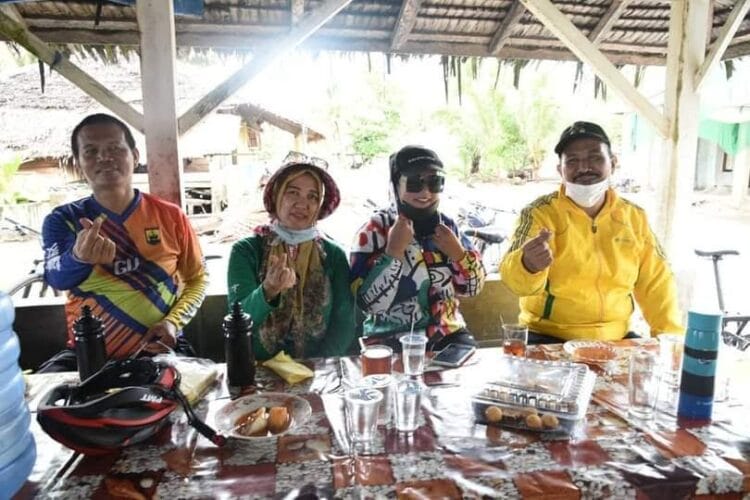 NIKMATI KULINER—Wali Kota Pariaman Genius Umar dan Wawako Mardison Mahyuddin menikmati kuliner khas daerah Pariaman.