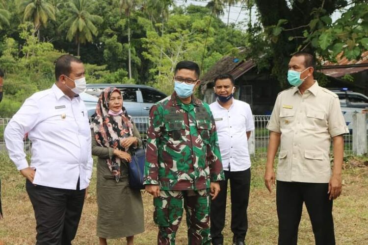 LOKASI MUSEUM— Wako Genius Umar, Wawako Mardison Mahyuddin dan Danlantamal II Laksamana Pertama TNI Hargianto meninjau lokasi museum.