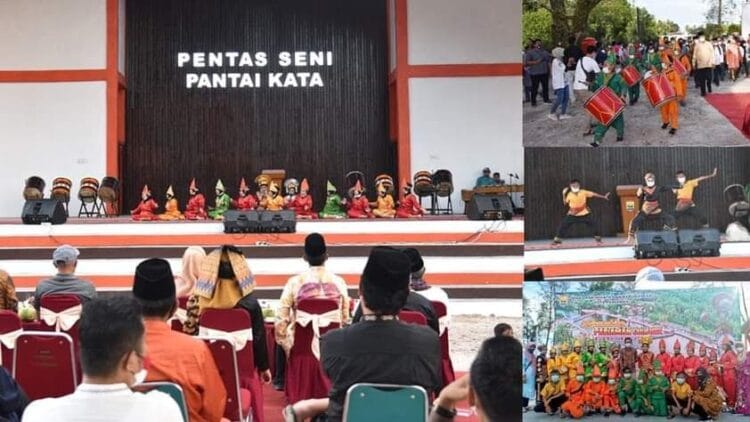 SAMBUTAN— Wali Kota Pariaman Genius Umar berikan sambutan saat membuka iven wisata.