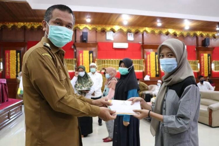 SERAHKAN BEASISWA— Wali Kota Pariaman genius Umar serahkan bantuan program Sagasaja (Satu Keluarga Satu Sarjana)