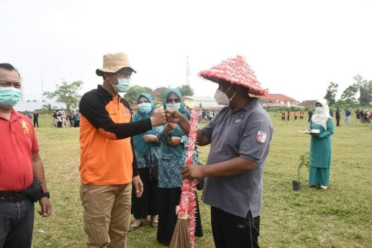 BAGIKAN—Wali kota bagikan alat gotong royong dalam BBGRM.