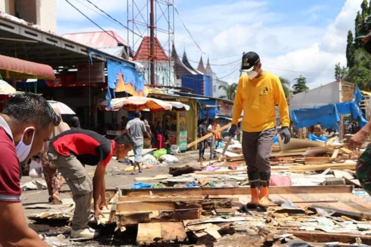 IKUT—Wako Pariaman Genius Umar ikut bergotong royong perpindahan pasar penampung.