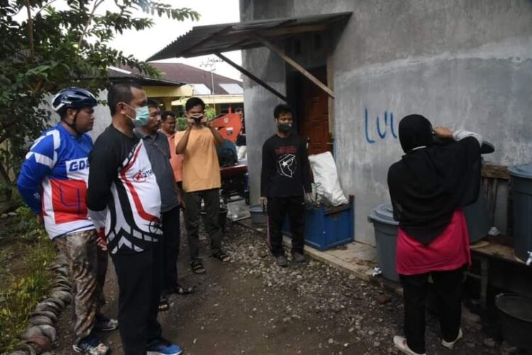 TINJAU BANK SAMPAH— Wako Pariaman Genius Umar meninjau bank sampah yang banyak manfaatnya di Desa Kampung Apar.