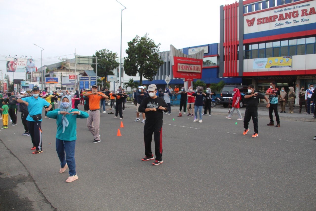 Masyarakat Nikmati Car Free Day - Posmetro Padang