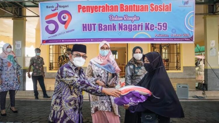 SERAHKAN BERAS—Merayakan Hari Ulang Tahun (HUT) ke-59, Bank Nagari Pariaman serahkan bantuan beras.