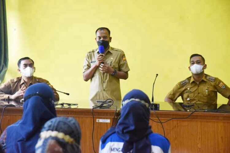 PEMBUKAAN ACARA— Kepala Dinas Komunikasi dan Informatika Kota Pariaman Hendri saat membuka acara lomba video kreatif.