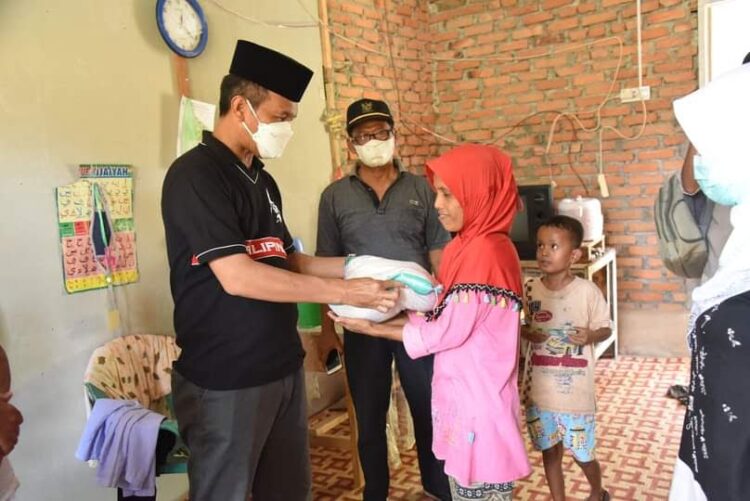 SERAHKAN BANTUAN— Wako Genius Umar menyerahkan bantuan ketika kegiatan program bedah rumah.