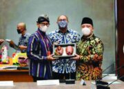 Bertemu Menteri Sandiaga Uno, Irwan Afriadi dan Andre Rosiade Dapat Cendera Mata Khusus