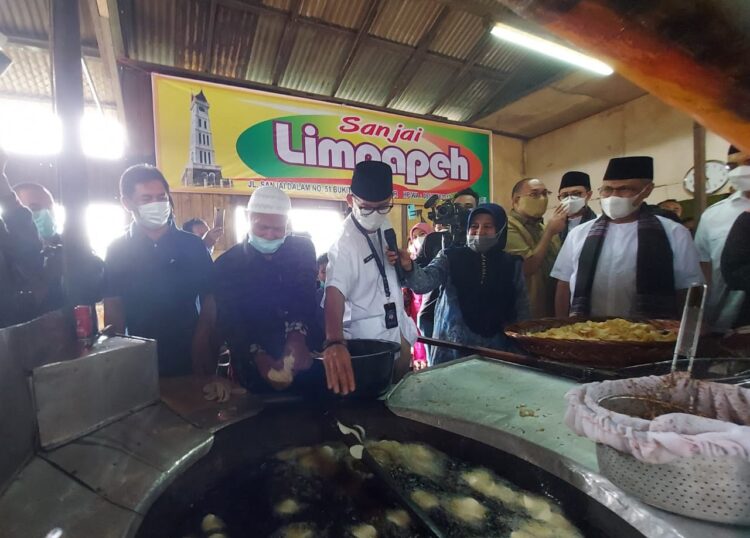 KUNJUNGI TOKO SANJAI— Menparekraf RI Sandiaga Salahudin Uno mengusulkan kepada Pemko Bukittinggi agar membedakan kemasan UMKM Sanjai Limpapeh, saat mengunjungi toko sanjai tersebut.