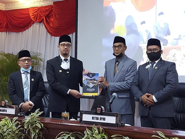 HANTARKAN—Wali Kota Bukittinggi  Erman Safar, hantarkan LKPJ Tahun Anggaran 2020.