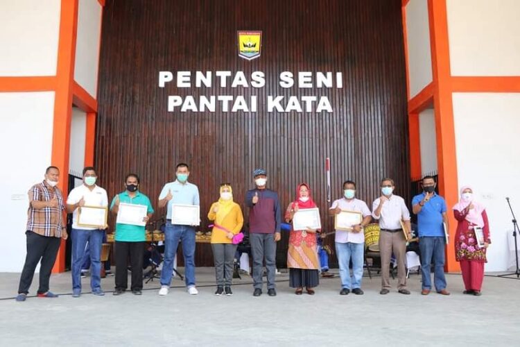 PEMENANG—Wako Genius Umar bersama para pemenang festival taman bunga.