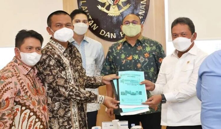 SERAHKAN—Wali Kota Pariaman Genius Umar  serahkan proposal ke Menteri Kelautan dan Prikanan Sakti Wahyu Trenggono.