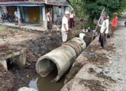 Warga warga Jorong Banda Gadang Nagari Tiku Selatan  Goro Perbaiki Gorong-gorong dan Jalan Rusak