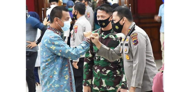 KOMPAK—Wali Kota Pariaman Genius Umar salam kompak dengan kapolres, dandim untuk komitmen dalam pelaksanaan vaksinasi.