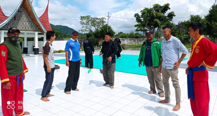 KUNJUNGI LOKASI LATIHAN—Tim Monev KONI Padangpanjang ketika berkunjung ke lokasi latihan Cabor IPSI Padangpanjang di Kelurahan Kampung Manggih, Padangpanjang Barat.