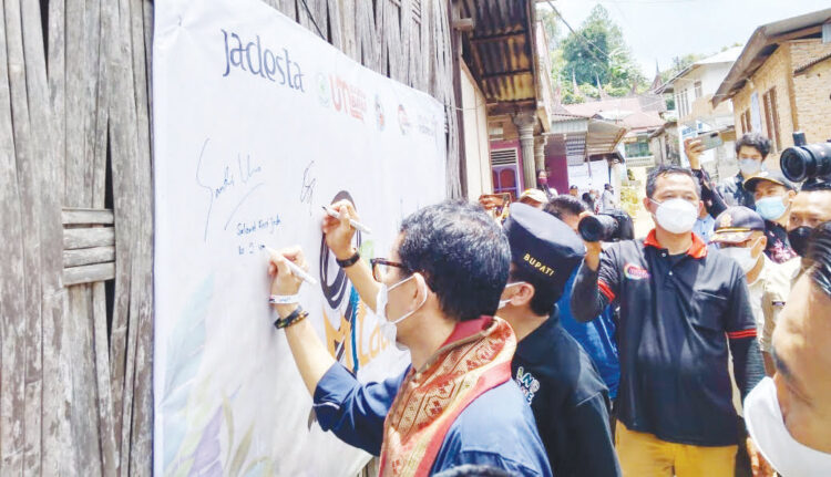 Menteri Sandiaga Uno  dan bupati membubuhkan tandatangan dua tahun Kampung Wisata Sarugo.