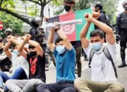 Ratusan Imigran Asal Afghanistan, Saling Dorong dengan Polisi di Depan Gedung UNHCR