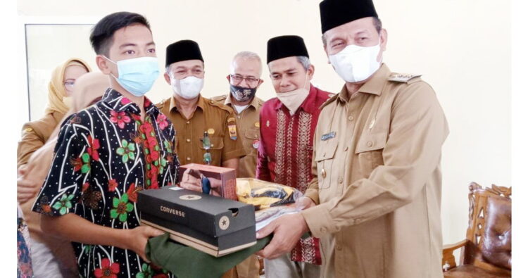 BANTUAN PENDIDIKAN— Wali Kota Pariaman H Genius Umar serahkan bantuan pendidikan untuk kelangsungan proses belajar anak anak Panti Asuhan  Aisyiyah, kemarin.