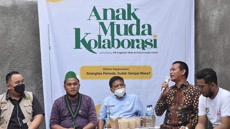 KOLABORASI ANAK MUDA— Wali Kota Pariaman H Genius Umar saat berdialog dengan para pemuda Kabah dalam kegiatan ”Anak Muda Kolaborasi”