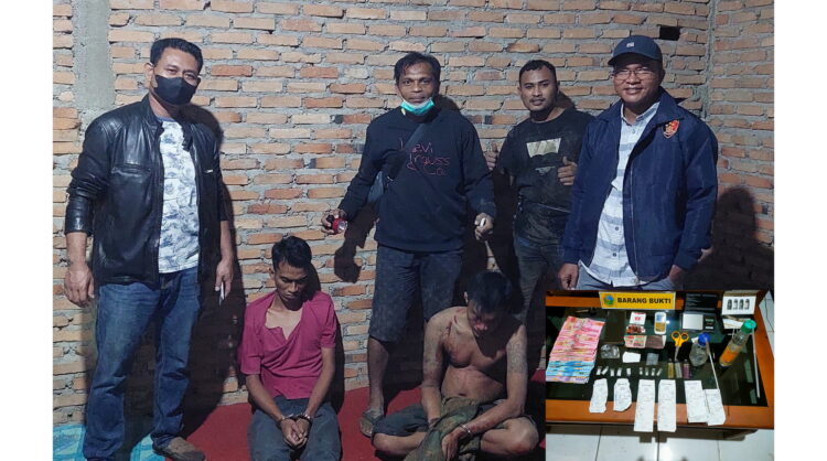 PENGEDAR DITANGKAP— Dua pengedar berinisial RJ (22) dan HA (37) ditangkap jajaran Satresnarkoba di Kecamatan Talamau, Minggu malam (19/9).