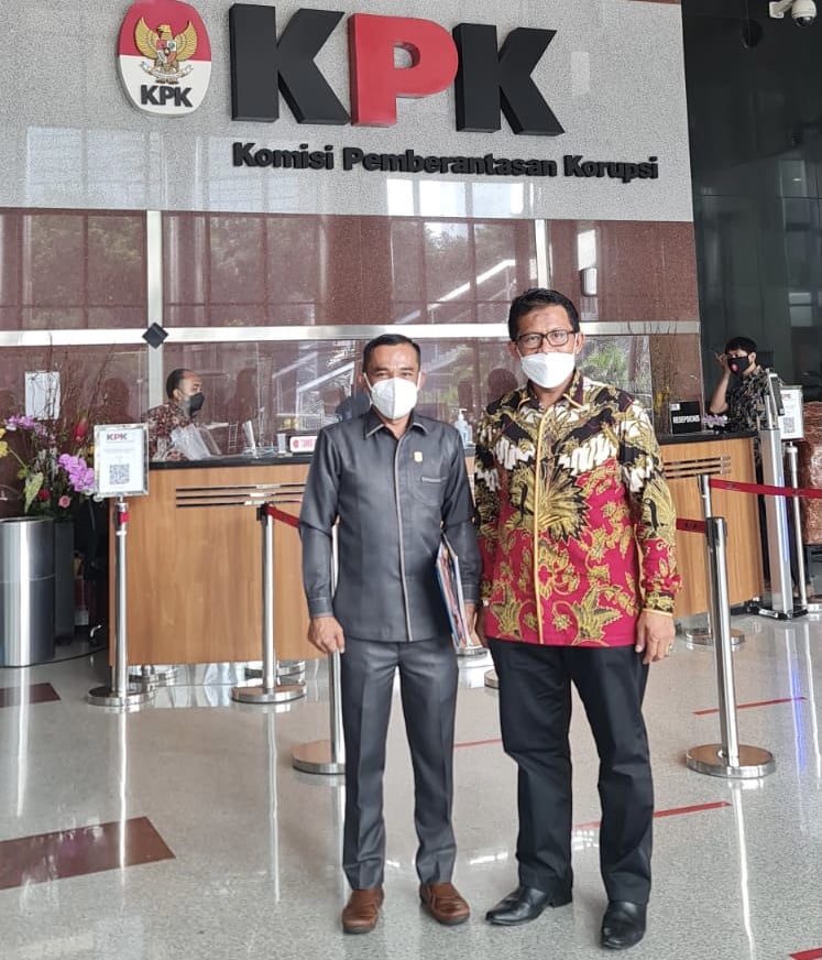 Ketua DPRD Kabupaten Solok Dodi Hendra bersama Ketua Fraksi PPP Dendi mendatangi Kantor Komisi Pemberantasan Korupsi (KPK) RI Senin (25/