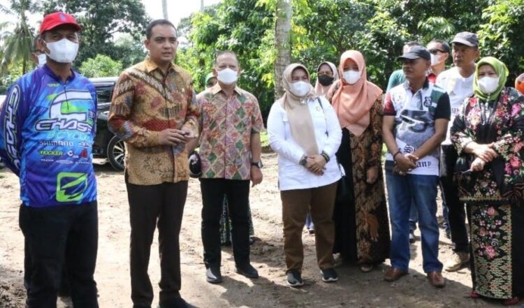 TINJAU— Wali Kota Pariaman H Genius Umar saat meninjau jalan non-APBD bersama anggota DPR RI.