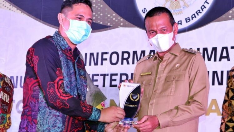 TERIMA—Wako Genius Umar saat menerima penghargaan  Achievement Motivation Person dari Komisi Informasi (KI) Sumatera Barat (Sumbar) diserahkan  Ketua Komisi Informasi Sumbar, Nofal Wiska,