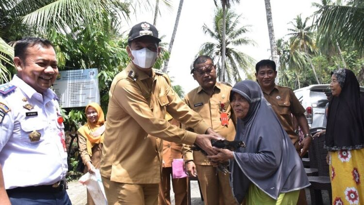 BANTUAN— Wako Pariaman H Genius Umar  serahkan bantuan peningkatkan ekonomi.