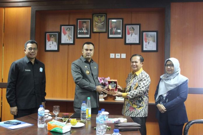 KUNJUNGAN APKASI— Bupati Sijunjung Benny Dwifa didampingi Sekda Zefnihan menyambut kedatangan APKASI untuk membahas program peningkatan mutu pendidikan di Sijunjung.