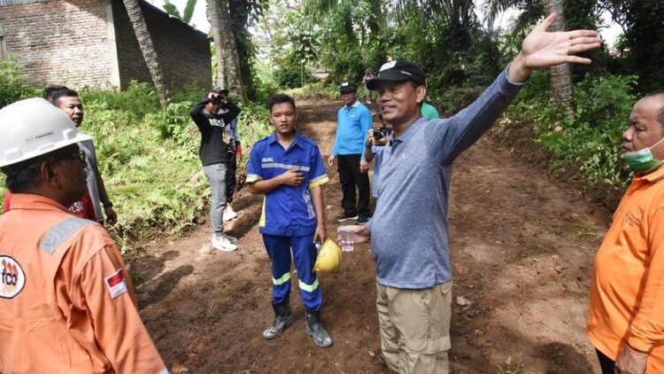 BUKA—Genius Umar saat gotong royong membuka jalan baru