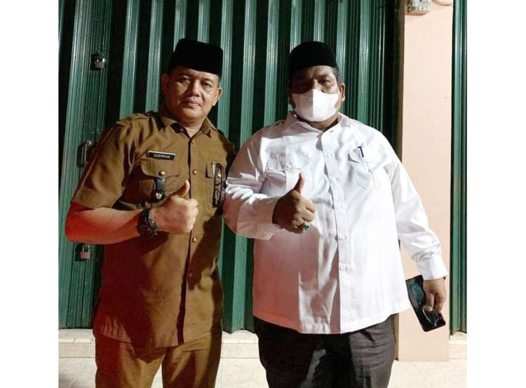 FOTO BERSAMA— Bupati Suhatri Bur bersama Wali Nagari Paritmalintang.