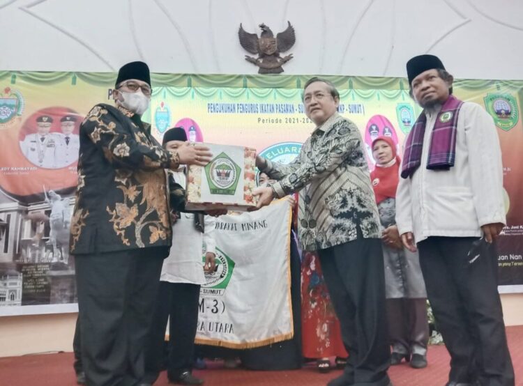 PENGUKUHAN— Bupati Pasaman Benny Utama saat mengukuhkan kepengurusan IKP Sumatera Utara yang baru.