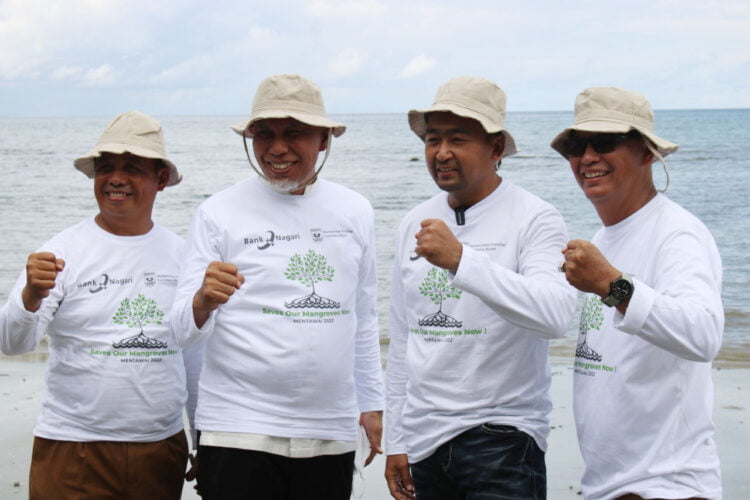 SALAM— Gubernur Sumbar Mahyeldi dan Wakil Gubernur, Audy Joinaldy, Bupati Mentawai Yudas Sabaggalet dan Wabup Kortanius foto bersama dengan salam komando.