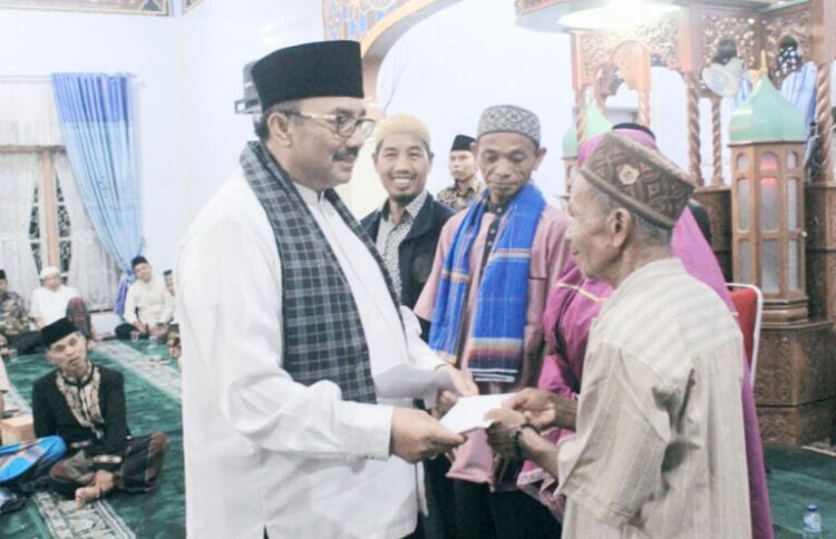 SERAHKAN BANTUAN— Bupati Pasaman Benny Utama menyerahkan bantuan pembangunan masjid kepada pengurus masjid.