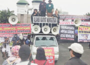 Mak-Mak dan Sejumlah Buruh Ikut Demo, Bawa Poster Jokowi Mundur Harga Mati