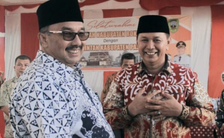 SAMBUT — Bupati Pasaman Benny Utama saat disambut hangat Wabup Rohul Indra Gunawan di pendopo kediamannya..