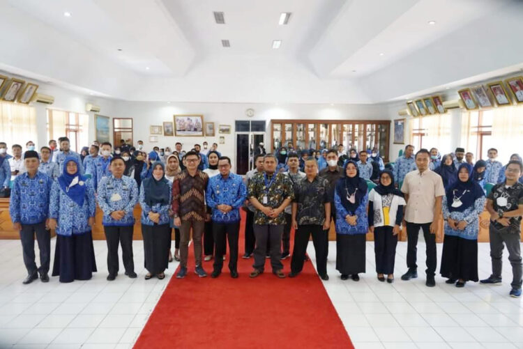 FOTO BERSAMA— Peserta Government Transformation Academy (GTA), Kominfo RI Latih ASN Tanahdatar foto bersama bupati.