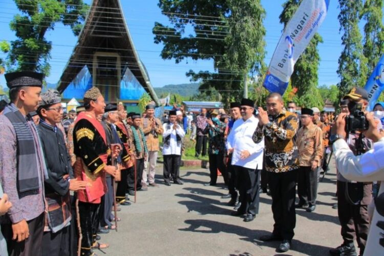 DEKLARASI— Wagub Sumbar Audy Joinaldy bersama Bupati Pasaman Benny Utama saat disambut hangat oleh tokoh masyarakat Bonjol di tengah kegiatan Deklarasi Land of the Equator.