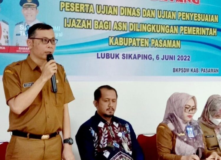 SAMBUTAN--Kepala BKPSDDM Pasaman Teddy Marthaberi sambutan saat sosialisasi ujian dinas dan ujian penyesuaian ijazah bagi ASN.