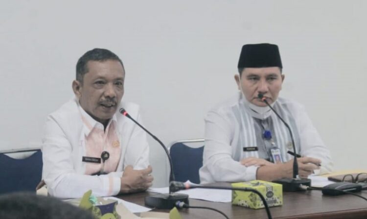 ARAHAN--Sekretaris Daerah Pasaman Drs. Mara Onda sedang memberikan arahank.