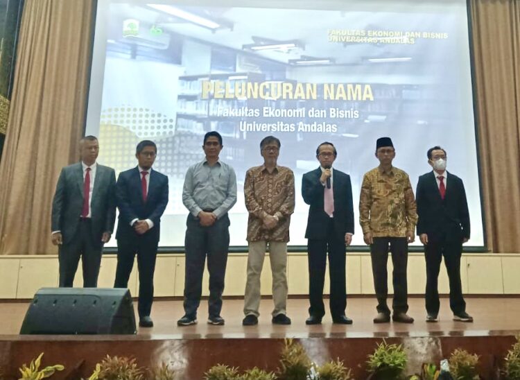 Foto bersama pihak Rektorat Unand dan pihak dekanat FEB Unand usai peluncuran FEB Unand, Kamis (14/7) di convention hall kampus tersebut.