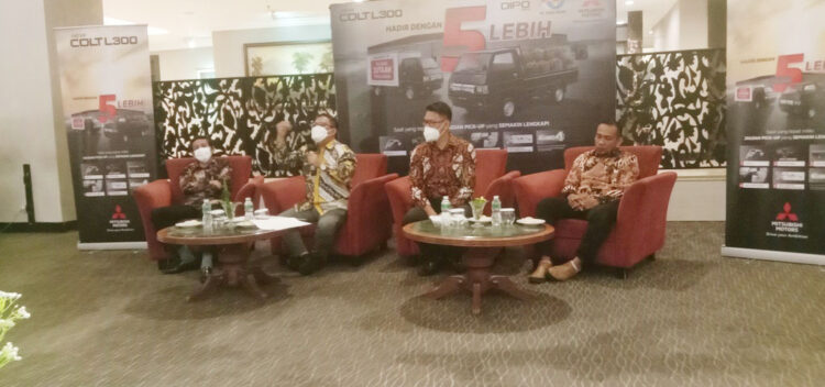 launching--Sesi jumpa pers launching New Colt L300 5uper Launch  dihadiri oleh Abdul Rauf Department Head of Promotion Department PT. MMKSI, Budiawan Arief Anggoro Staff or Northem Sumatera Section PT MMKSI, Jimmi R Branch Manager PT. Suka Fajar, dan Tri Setyo Hadi selaku Bussiness Manager PT.Dipo Internasional Pahala Otomotif. Rabu (27/7) malam. 