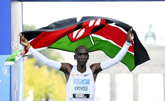 MARATHON-Pelari Kenya Eliud Kipchoge finis pertama pada Berlin Marathon 2022.