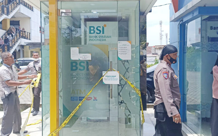 ATM DIBOBOL— Polisi memasang Police Line di ATM BSI kawasan Kampus II UIN Imam Bonjol Padang.