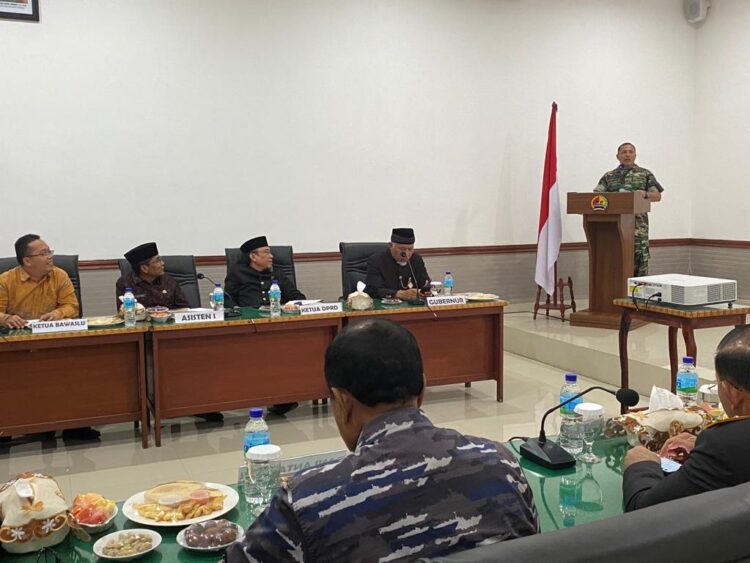 RAPAT FORKOPIMDA—Pemerintah Provinsi Sumatera Barat (Pemprov Sumbar) menggelar rapat Forkopimda terkait sinergitas dan antisipasi potensi kerawanan tahapan pemilihan umum (Pemilu) serentak 2024 di Ruang Rapat Makorem 032 Wirabraja.