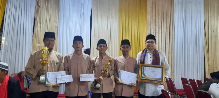 TERIMA TROPI— Waka Kesiswaan Ponpes Thwalib Parabek bersama santri menerima tropi dan piagam penghargaan lomba pada hari santri nasional.